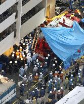 (8)Train derails, slams into apartment building in Hyogo Pref.