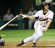 Ogasawara hits a solo homer