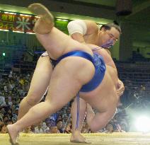 Asashoryu wins 4th straight at Nagoya tourney