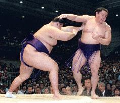 Waka upset in spring sumo