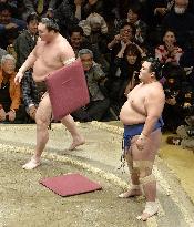 Sumo: Kotoshogiku storms past Hakuho into New Year lead
