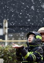 Snow continues in western Japan