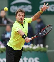 Wawrinka moves into quarterfinals at French Open