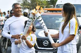 Soccer legend relays Olympic torch