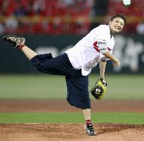 Olympic champion Icho throws 1st pitch of Japan Series Game 1