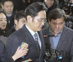 S. Korean prosecutors summon Samsung boss for corruption questioning