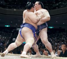 Sumo: Kisenosato crashes again as Hakuho, Haru march on in Tokyo