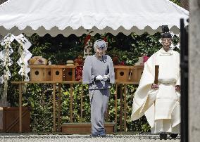 Japan empress visits imperial mausoleum