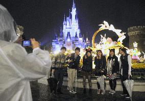 Tokyo Disneyland night operations