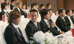 (2)Japan soccer team returns home