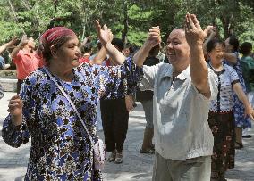 Uyghurs, Hans resume dancing together in Urumqi