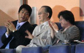 Ex-Giants manager Nagashima appears at Tokyo Dome