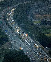 Expressways crowded with holidaymakers' U-turn rush