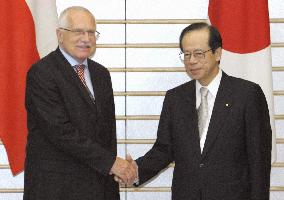 Fukuda holds talks with Czech President Klaus