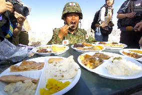 (2)Japanese troops enjoy food rations in Iraq