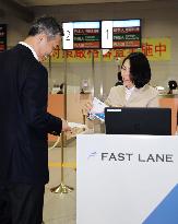 Fast lane immigration service starts at Narita, Kansai airports