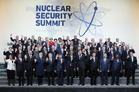 Leaders vow to keep nuclear materials from terrorists