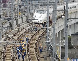 Removal of derailed shinkansen trains to start