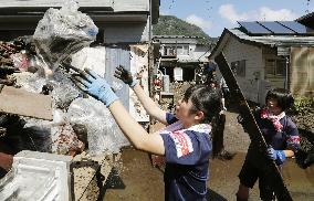 High school students volunteer to clean typhoon-hit homes