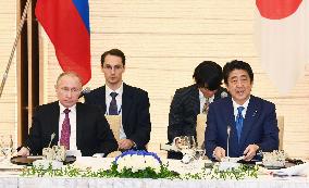 Abe, Putin discuss economic cooperation in 2nd round of talks