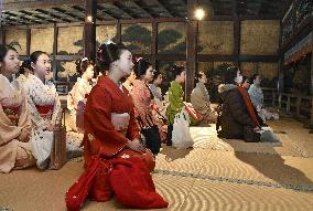 Apprentice geiko visit Kyoto temple