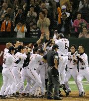 Kamei's walk-off homer lifts Yomiuri over Chunichi