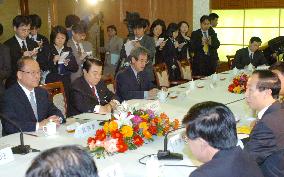 (1)Takebe, Fuyushiba meet with China's Communist Party official