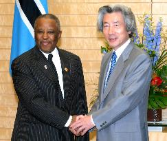 Botswanan President Mogae talks with Koizumi