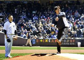 Ex-Yankee Matsui throws ceremonial 1st pitch on Opening Day