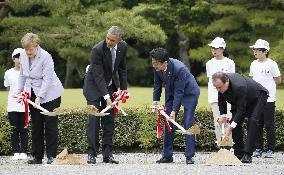 G-7 leaders plant trees at Shinto shrine