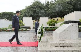 Abe lays wreath at U.S. military graves in Hawaii