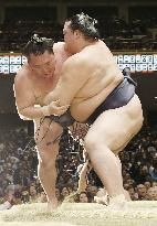 Kisenosato remains among New Year leaders at 3-0