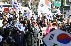 Ousted S. Korean president Park questioned by prosecutors