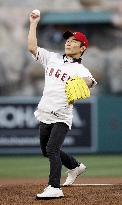 Baseball: Takuma Sato throws ceremonial first pitch