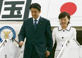 Abe arrives for 1st U.S. visit, regrets 'comfort women' dispute