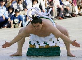 Hakuho performs 'dohyo-iri' at Meiji Shrine