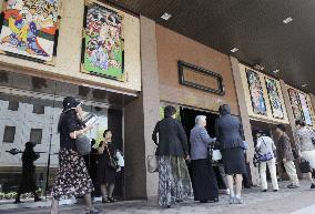 Kabuki actor Ebizo returns to stage