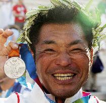 (1)Japanese archer Yamamoto wins Athens silver