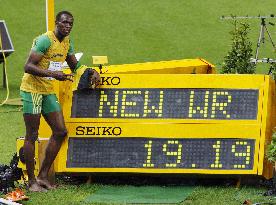 Bolt wins men's 200-m with new world record