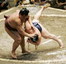 Hakuho falls to Kisenosato on 1st day at Autumn sumo