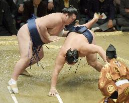 Kakuryu suffers 2nd loss at New Year sumo tournament
