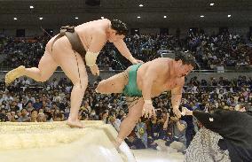 Sumo: Hakuho warned, apologizes for reckless final shove