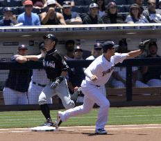 Ichiro's pro hit total surpasses Pete Rose's