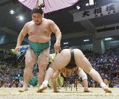Yoshikaze defeats yokozuna Harumafuji