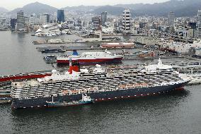 Luxury liner Queen Elizabeth arrives in Kobe