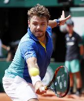 Tennis: Wawrinka powers into French Open 3rd round