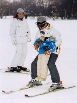(3)Photos of crown prince's family at ski resort