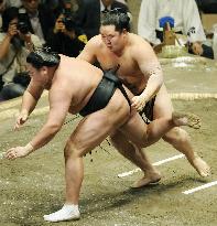 Hakuho, Harumafuji still spotless at summer sumo