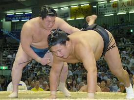 Hakuho bounces back