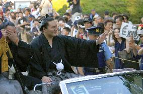 Hakuho makes sumo history